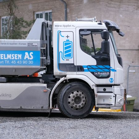 Elektrisk lastebil henter steinmasser på byggeplassen. Klimabudsjettet