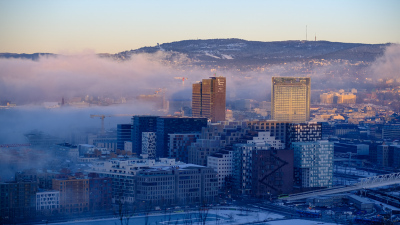 Panorama over Oslo med skyer og lavt sollys