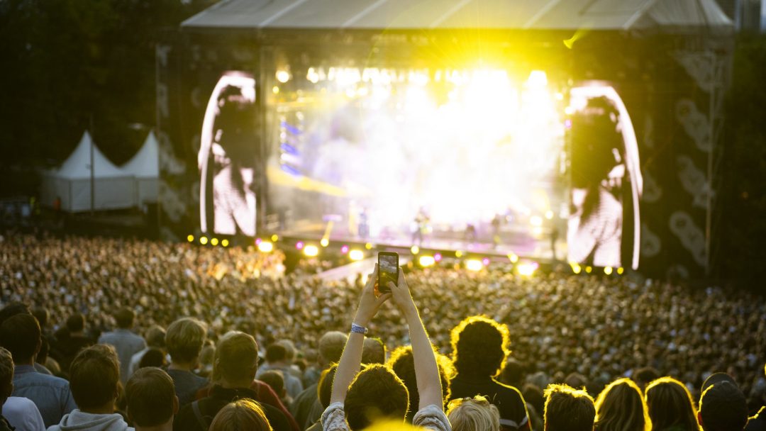 Like stort som en middels stor by - det er Øyafestivalen i Tøyenparken.