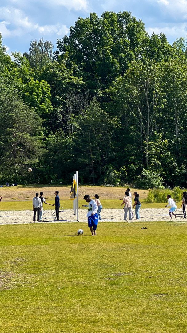 Barn som spiller volleyball på Langøyene Foto: Julie Marie Følstad