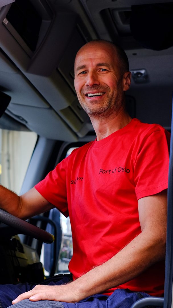 Miroslav Dymun, sjåfør i Oslo Havn som kjører el-lastebil i Pride-paraden.