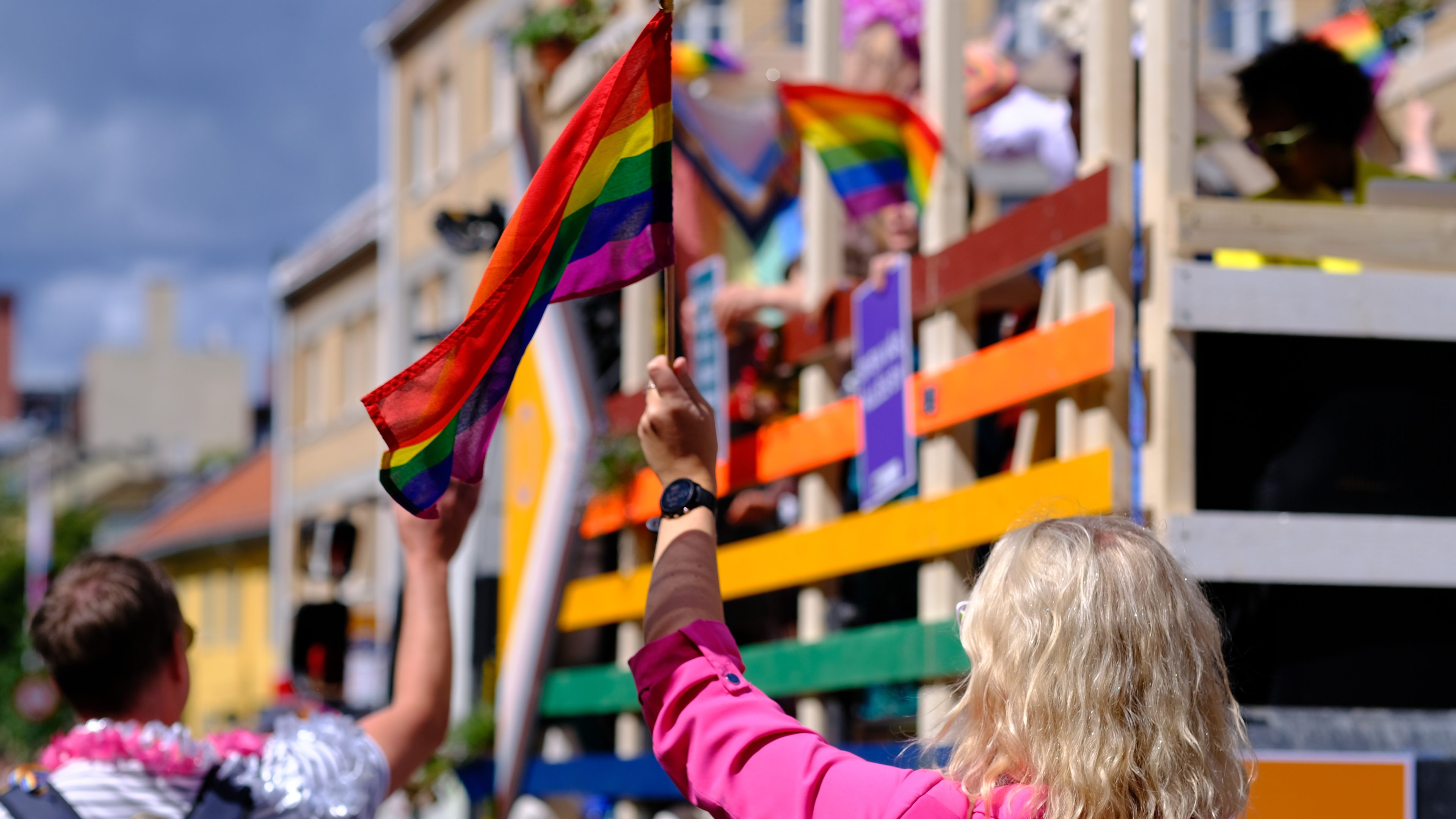 regbueflagg i pride-paraden og Oslo-kommunes flåte