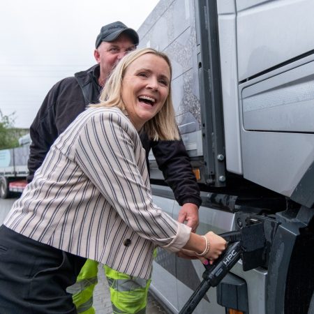 Gå til Norges største hurtigladerstasjon for tungtransport åpnet på Alnabru