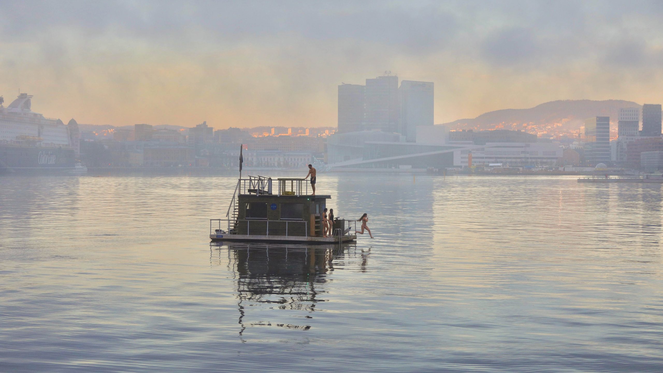 Badstuebåt på fjorden foran Oslo sentrum