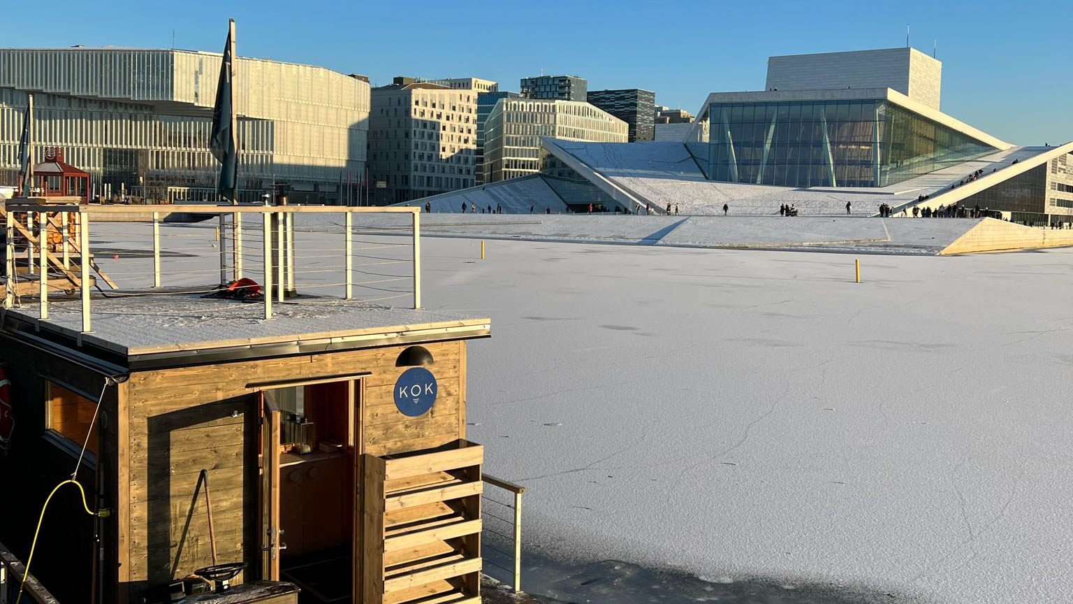 Flytende badstue med is på vannet foran Operaen i Oslo