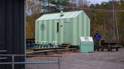 Grønn badstue i skogen