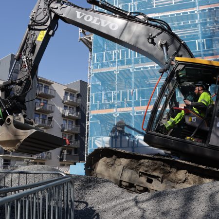 Sophie Minde, elektrisk gravemaskin ved en boligblokk................................................