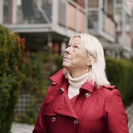 Gå til Borettslaget lader elbilene med solceller. Slik fikk de det til!