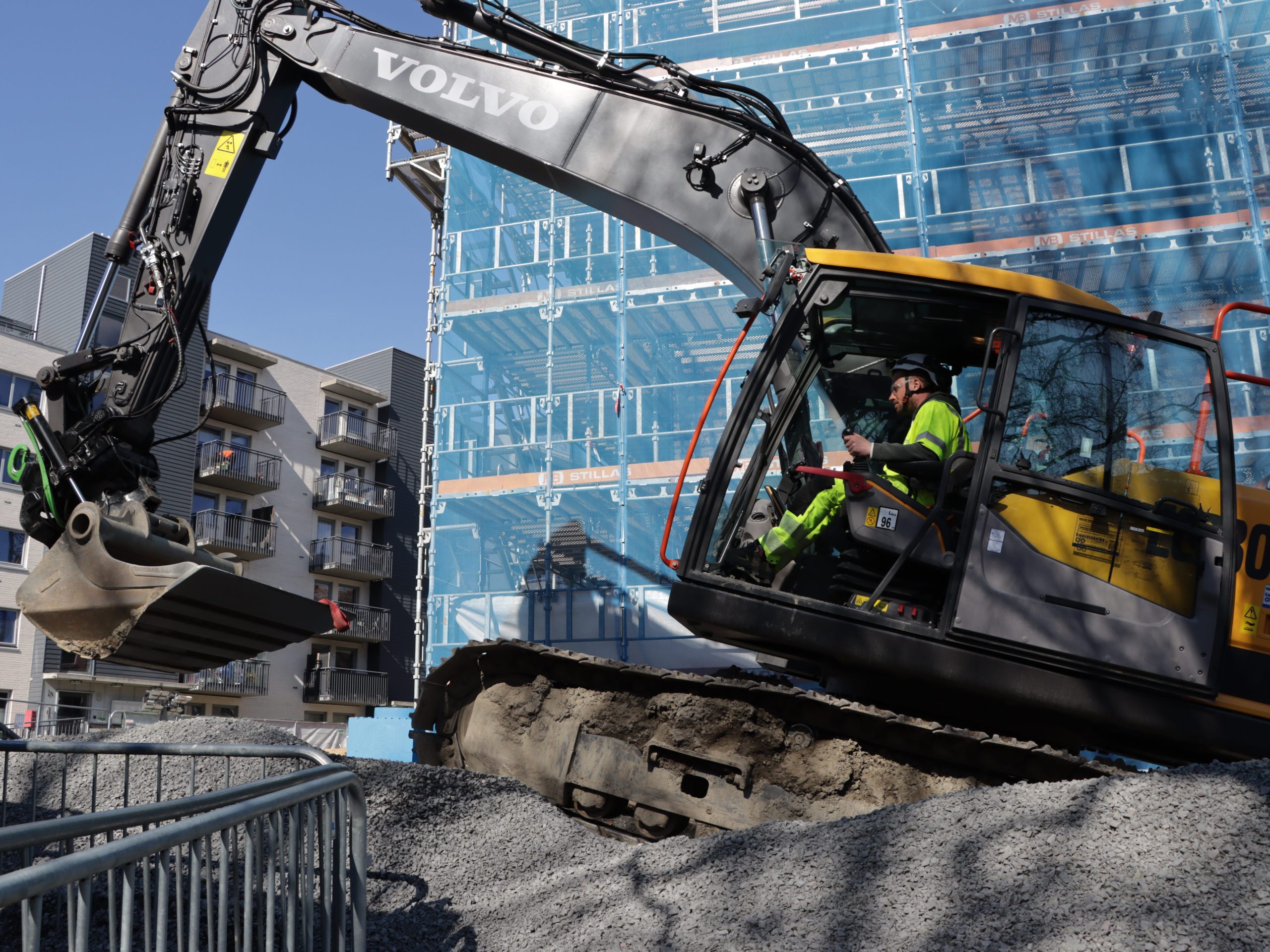 Sophie Minde, elektrisk gravemaskin ved en boligblokk................................................