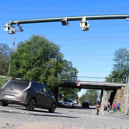 personbiler passerer under bomkamera på vei i Oslo