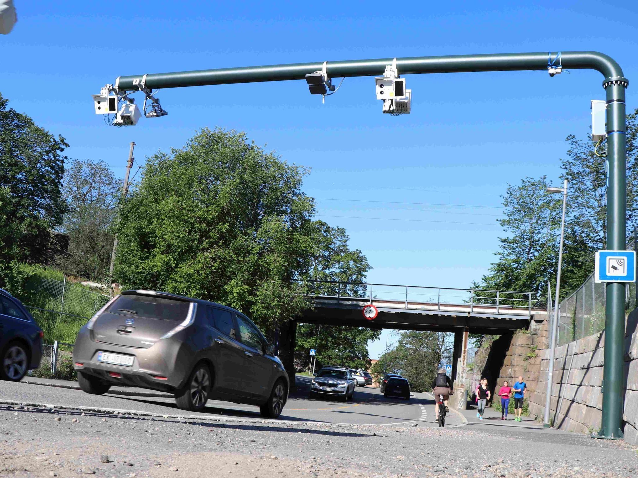 personbiler passerer under bomkamera på vei i Oslo